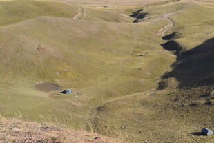 山间草地中的隐秘居所