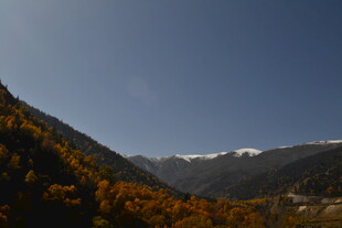 秋日山峦 远峰覆雪美景