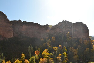 秋日山间壮丽岩壁景观