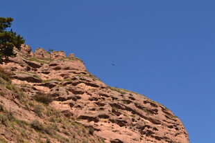 红色陡峭山崖与蓝天