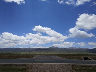 蓝天白云下的开阔公路