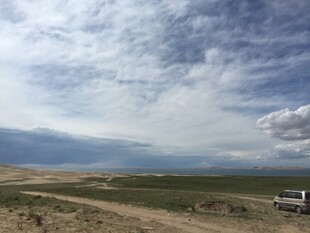 旷野中的车辆与蓝天白云