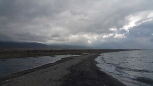 阴沉海岸边的壮阔海景
