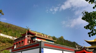 藏式建筑 蓝天白云下的美景