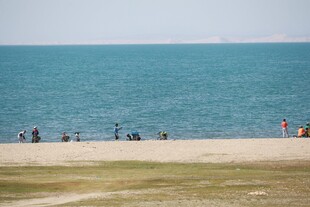 海滨沙滩上的休闲人群