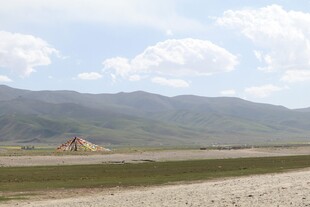 广袤旷野中的远山