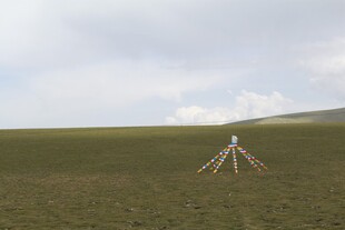 草原上的测量仪器