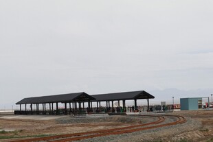 空旷场地中的长形建筑