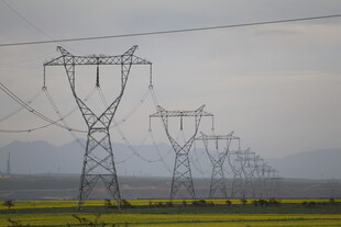 田野中的高压输电塔