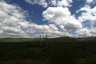 蓝天白云下的山间景致