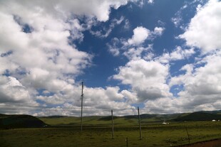 蓝天白云下的广袤田野