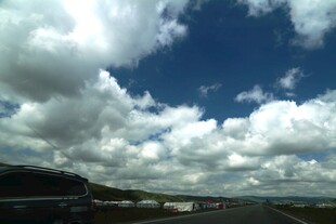 蓝天白云下的开阔公路