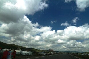 公路上的蓝天白云美景