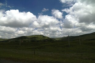 草原天空下的壮美风景