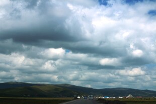 山间公路上的壮丽云层景观