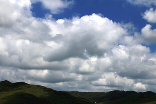 蓝天白云下的山峦美景