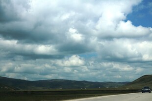 公路上的蓝天白云与远山