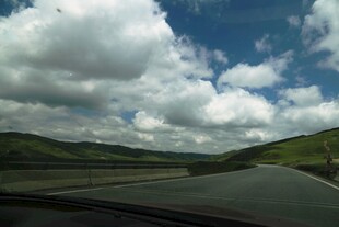 公路风景 蓝天白云下的旅途
