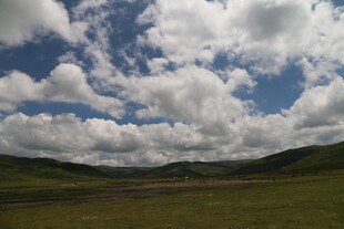 草原上空的蓝天白云美景