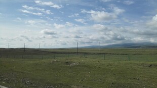 广袤草原与蓝天白云景观