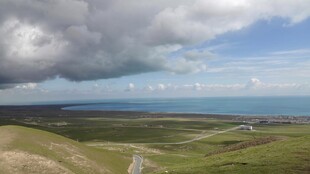 草原与海的壮阔风景