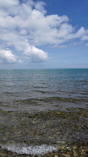 海边风景 清澈海水与蓝天