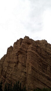 巍峨嶙峋的壮丽山峰