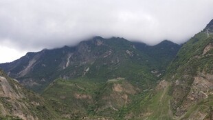 云雾缭绕的壮丽山峦