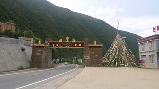 景区大门前的游乐设施