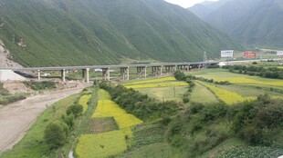 山间田园上的高架桥