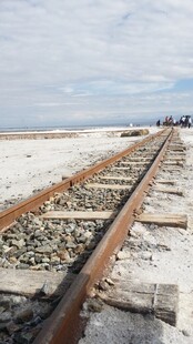 延伸向远方的铁路轨道