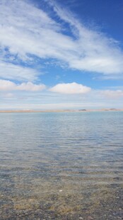 广阔水域与蓝天白云美景