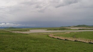 草原上的阴沉天空与旷野