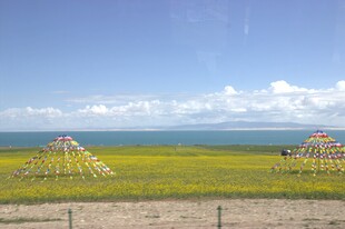 草原湖畔的多彩经幡景观