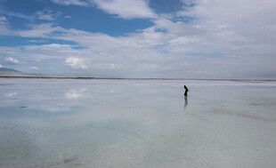 漫步于空灵盐湖之上
