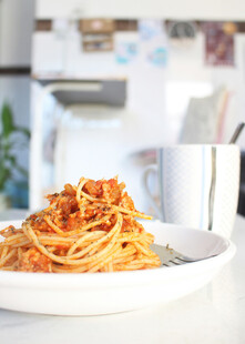 美味意大利面摆放在盘中