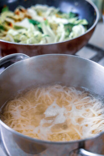 厨房中烹饪的多样美食