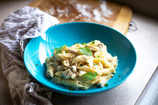 蓝色碗中的美味炒面