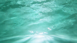 海底阳光穿透水面景象