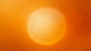 橙黄光晕中的温暖太阳