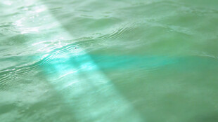 波光粼粼的水面光影