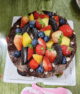水果装饰的美味巧克力蛋糕