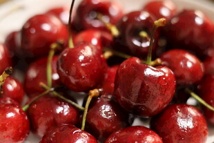 新鲜饱满的红樱桃