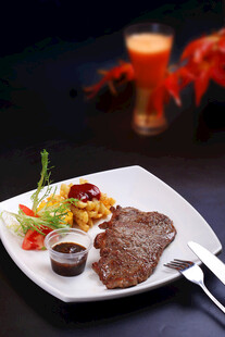 美味西冷牛排配薯条