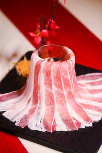 新鲜纹理清晰的精美肥牛片