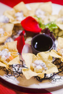 美味炸馄饨配蘸料