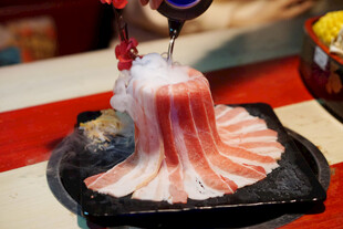 创意火山造型肥牛食材