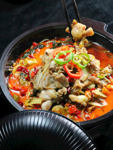 美味香辣牛蛙锅