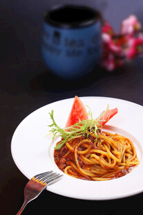 美味番茄意面配精致摆盘