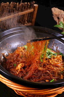 热气腾腾干捞粉丝煲